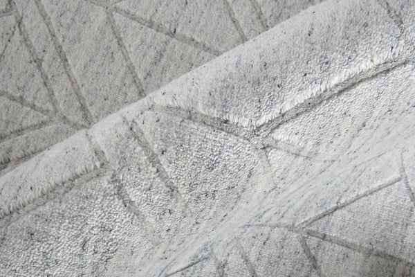 HomeRoots 4' Modern Hand-Woven Area Rug in White and Silver Geometric Design for Chic Home Décor Style 5' X 8' 514778