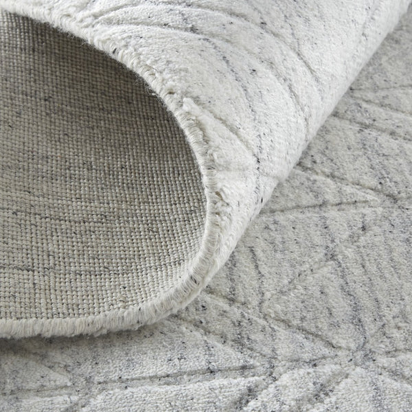 HomeRoots 4' Modern Hand-Woven Area Rug in White and Silver Geometric Design for Chic Home Décor Style 5' X 8' 514778