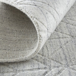 HomeRoots 4' Modern Hand-Woven Area Rug in White and Silver Geometric Design for Chic Home Décor Style 9' X 12' 514780