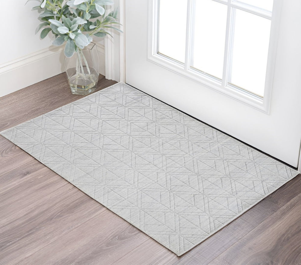 HomeRoots 2'' Silver and White Hand-Woven Geometric Area Rug – Modern Elegance for Any Living Space Decor 2' X 3' 514783
