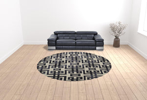 Homeroots 10' Ivory And Black Round Wool Tufted Handmade Stain Resistant Area Rug  Wool 515014