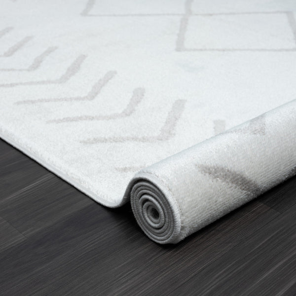 Homeroots 5' X 7' Cream Diamond Area Rug Cream Polypropylene 515925