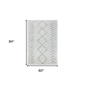 Homeroots 5' X 7' Cream Diamond Area Rug Cream Polypropylene 515925