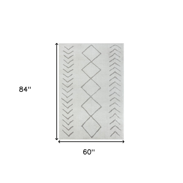 Homeroots 5' X 7' Cream Diamond Area Rug Cream Polypropylene 515925