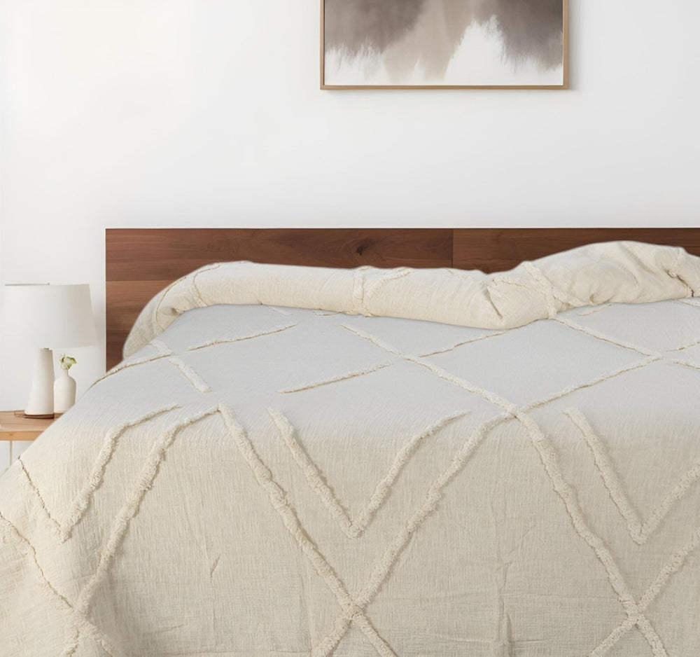 HomeRoots Ivory Geometric King Cotton Coverlet with Soft Fringe – Effortless Bohemian Elegance for Your Bedroom 90" x 108" 516531