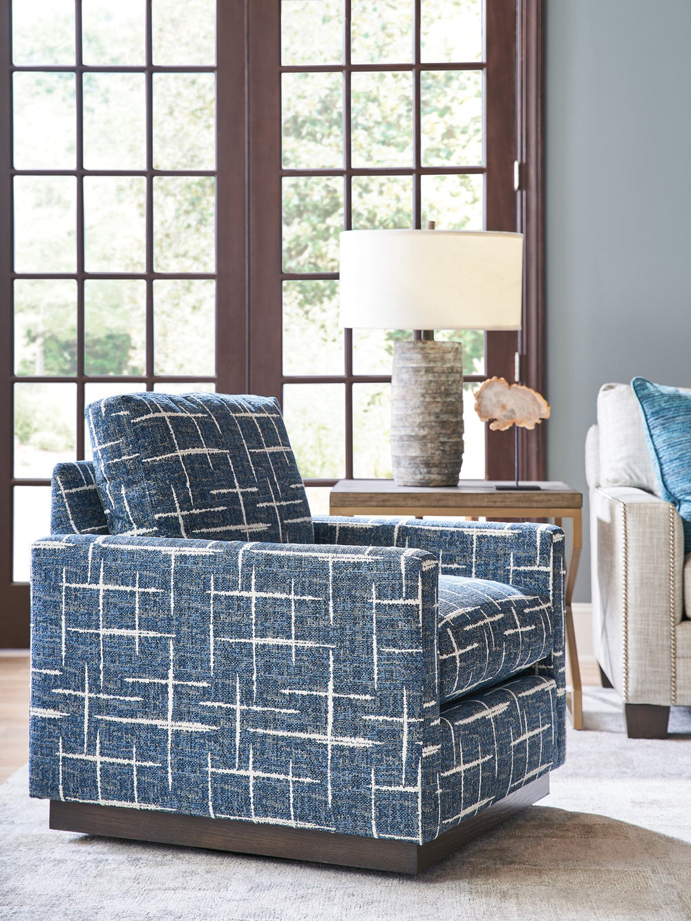 Lexington Barclay Butera Meadow View Swivel Chair - Exquisite Upholstered Comfort With Swivel Mechanism For Stylish Living Spaces   5165-11sw-42