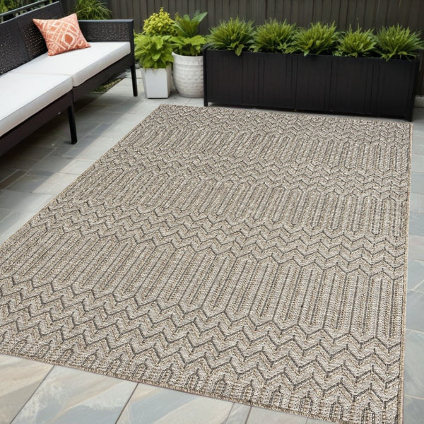 HomeRoots 5' Gray Chevron Handmade Area Rug - Stylish, Versatile Indoor Outdoor Décor for Any Space 5' x 7' 517471