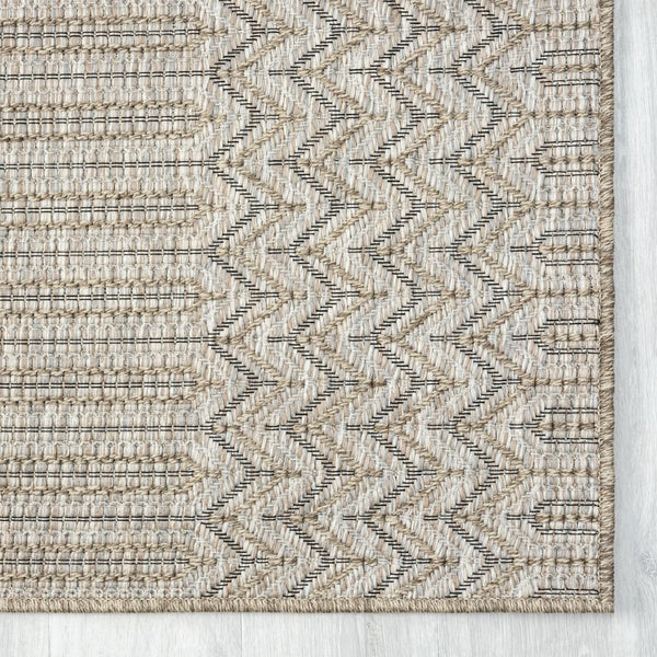 HomeRoots 5' Gray Chevron Handmade Area Rug - Stylish, Versatile Indoor Outdoor Décor for Any Space 5' x 7' 517471