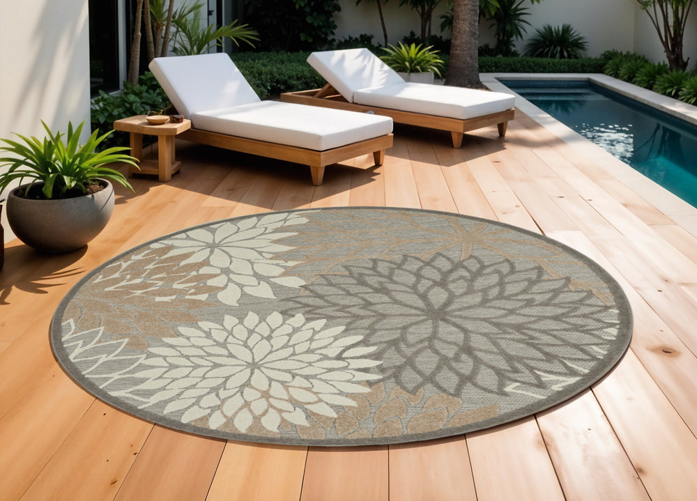 Homeroots 10' Gray And Ivory Indoor Outdoor Area Rug  Polypropylene 521649