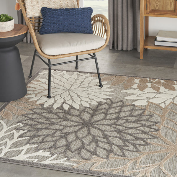 Homeroots 5' Gray And Ivory Indoor Outdoor Area Rug  Polypropylene 521651
