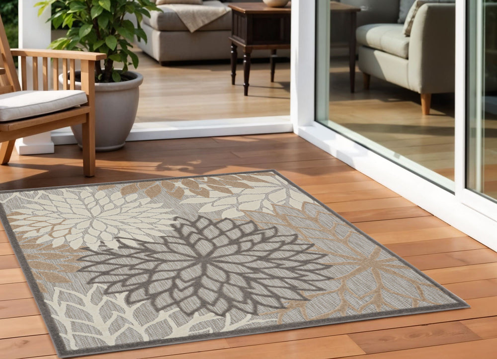 Homeroots 5' Gray And Ivory Indoor Outdoor Area Rug  Polypropylene 521651