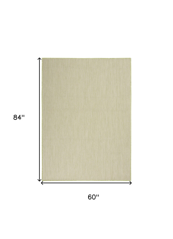 Homeroots 5' X 7' Green And Ivory Indoor Outdoor Area Rug  Polypropylene 522036