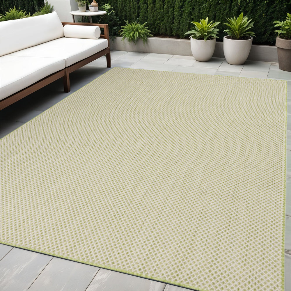 Homeroots 5' X 7' Green And Ivory Indoor Outdoor Area Rug  Polypropylene 522036