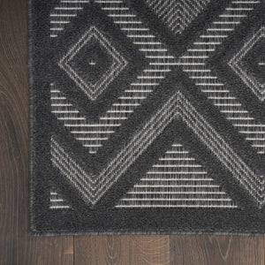 Homeroots 7' X 10' Black Geometric Flatweave Area Rug  Polypropylene 522113