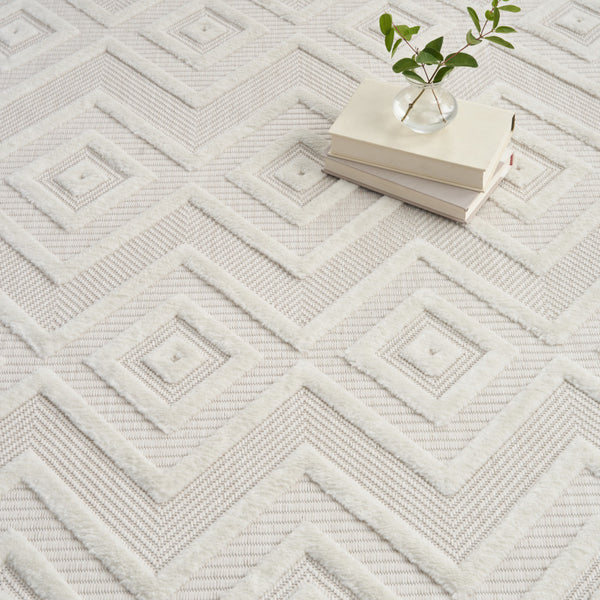 Homeroots 7' X 10' Ivory And White Indoor Outdoor Area Rug  Polypropylene 522117