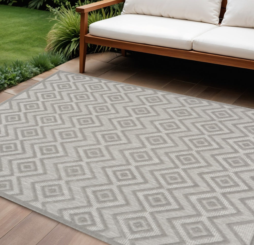 HomeRoots 7' Gray Indoor Outdoor Area Rug - Modern Geometric Design for Versatile, Easy Maintenance Spaces 7' X 10' 522120