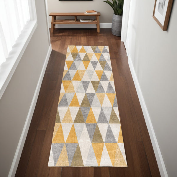 Homeroots 8' Yellow Round Geometric Washable Non Skid Area Rug  Polypropylene 524888