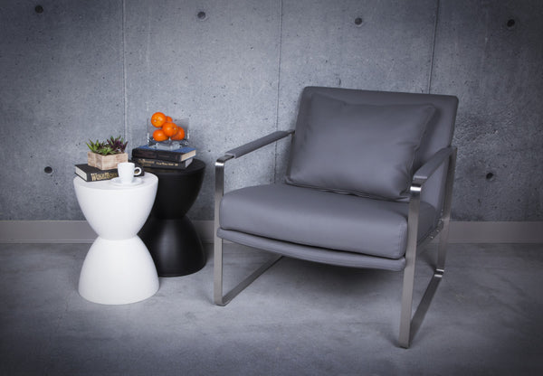 Homeroots 17" White Heavy Duty Plastic Round Pedestal End Table   524950