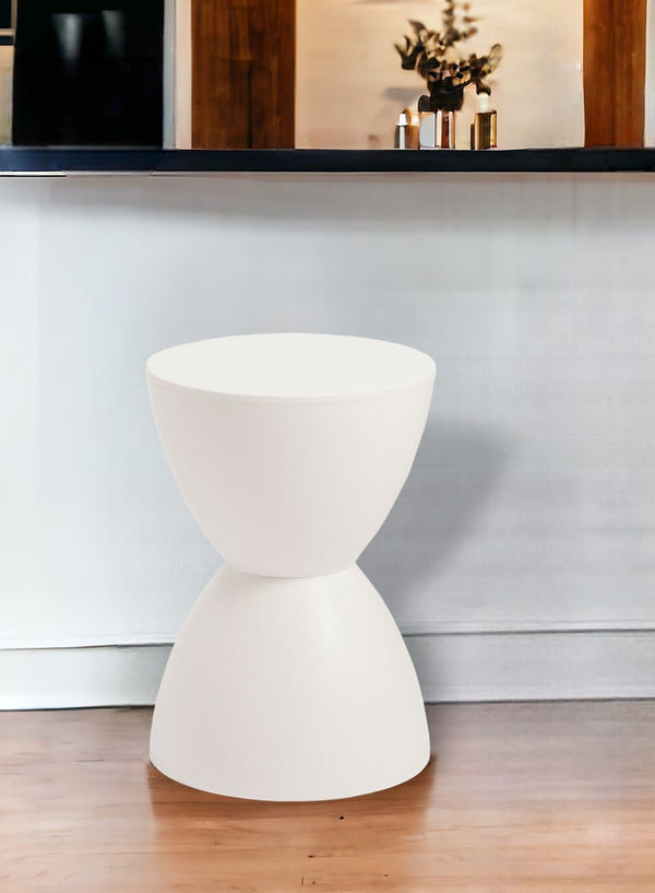 Homeroots 17" White Heavy Duty Plastic Round Pedestal End Table   524950