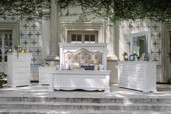 Homeroots 32" White Three Drawer Nightstand   527050