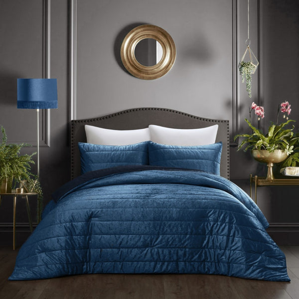 HomeRoots Blush Luxurious Down Comforter Set for Year-Round Warmth, Ultra-Soft Polyester & Easy Care Navy, King/California King King/California King 528894