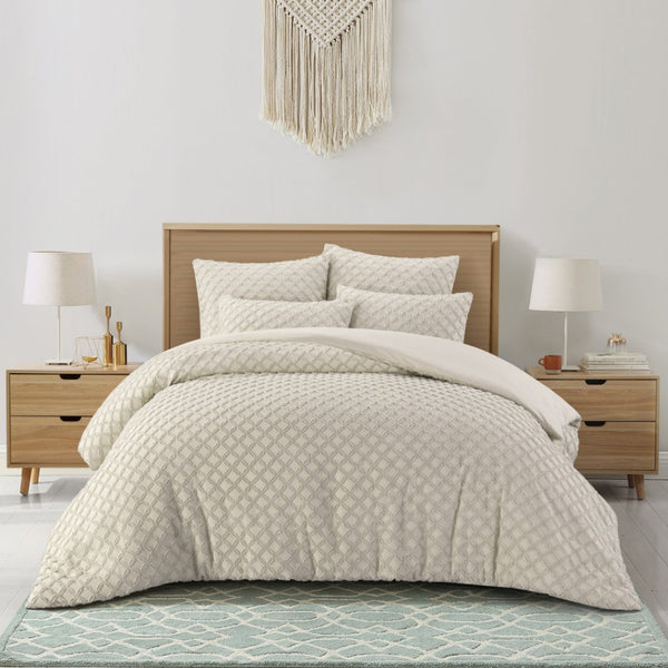 HomeRoots Beige Duvet Cover Set - Luxe Polyester, 140 Thread Count, Machine Washable, All-Season Comfort Beige, King/California King King/California King 529064