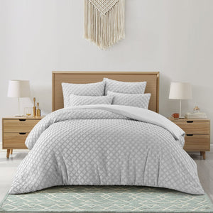 HomeRoots Beige Duvet Cover Set - Luxe Polyester, 140 Thread Count, Machine Washable, All-Season Comfort Grey, King/California King King/California King 529073
