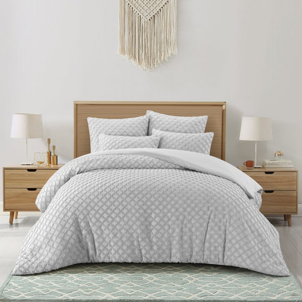 HomeRoots Beige Duvet Cover Set - Luxe Polyester, 140 Thread Count, Machine Washable, All-Season Comfort Grey, King/California King King/California King 529073