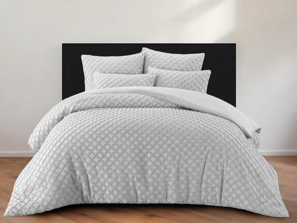 HomeRoots Beige Duvet Cover Set - Luxe Polyester, 140 Thread Count, Machine Washable, All-Season Comfort Grey, King/California King King/California King 529073