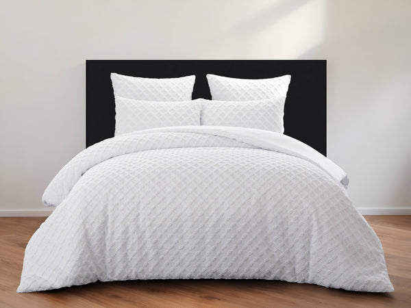 HomeRoots Beige Duvet Cover Set - Luxe Polyester, 140 Thread Count, Machine Washable, All-Season Comfort White, King/California King King/California King 529076