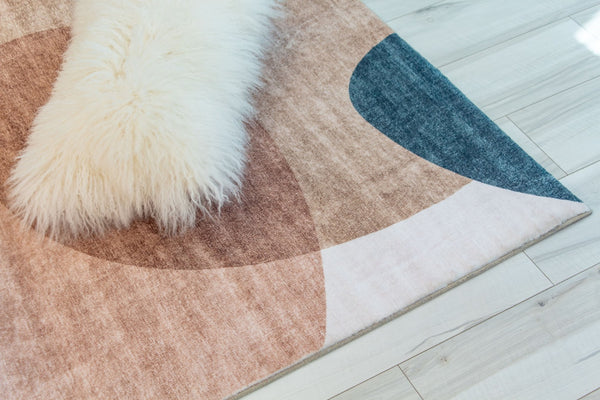 HomeRoots 5' Abstract Beige and Green Distressed Area Rug - Stylish, Durable, Perfect for Any Space! 530548