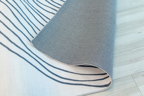 Homeroots 4' X 6' Black And White Abstract Area Rug  Polyester 530551