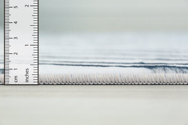 Homeroots 4' X 6' Black And White Abstract Area Rug  Polyester 530551