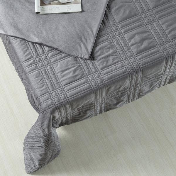 Homeroots 48" X 72" Gray Velvet Quilted Weighted Blanket Grey Velvet 531126