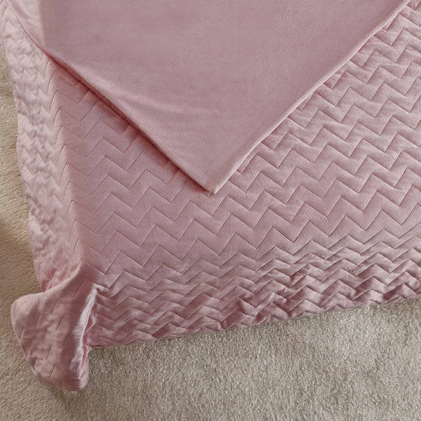 Homeroots Blush Quilted Polyester Solid Color Weighted Twin Blanket Blush Polyester 531153