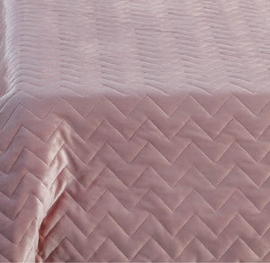 Homeroots Blush Quilted Polyester Solid Color Weighted Twin Blanket Blush Polyester 531153