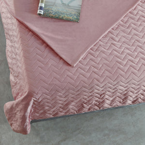 Homeroots Blush Quilted Polyester Solid Color Weighted Twin Blanket Blush Polyester 531153