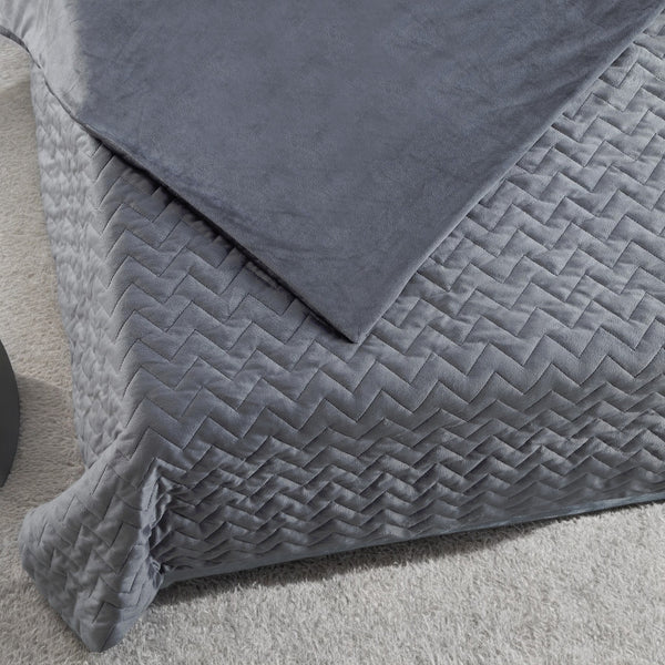 Homeroots 48" X 72" Gray Quilted Microfiber Twin Weighted Duvet Throw Blanket Grey Polyester 531154
