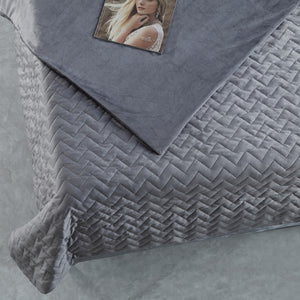 Homeroots 48" X 72" Gray Quilted Microfiber Twin Weighted Duvet Throw Blanket Grey Polyester 531154
