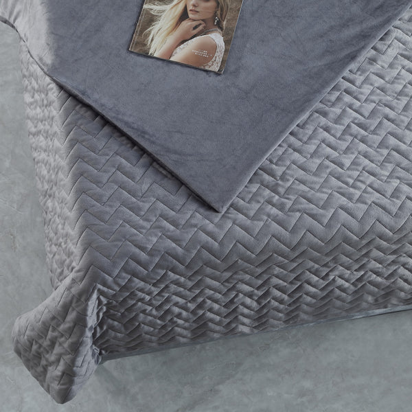 Homeroots 48" X 72" Gray Quilted Microfiber Twin Weighted Duvet Throw Blanket Grey Polyester 531154