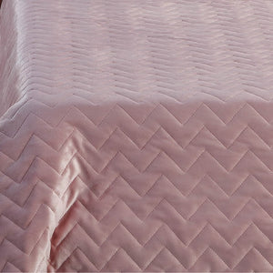 HomeRoots Twin Blush Chevron Quilted Weighted Blanket - 8 lb Cozy Comfort for Stress Relief & Better Sleep 531177
