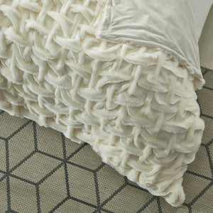 Homeroots 50" Cozy Plush Faux Fur Reversible Throw Blanket For Ultimate Comfort On Chilly Nights Cream White Faux Fur 531287