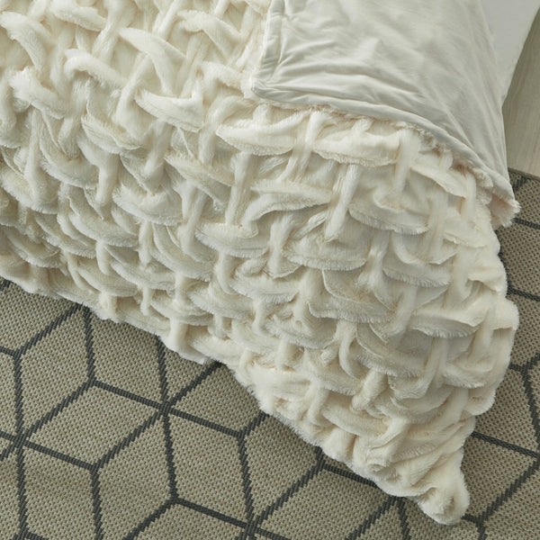 Homeroots 50" Cozy Plush Faux Fur Reversible Throw Blanket For Ultimate Comfort On Chilly Nights Cream White Faux Fur 531287