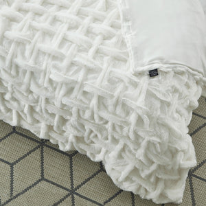 Homeroots 50" Cozy Plush Faux Fur Reversible Throw Blanket For Ultimate Comfort On Chilly Nights White Polyester 531290