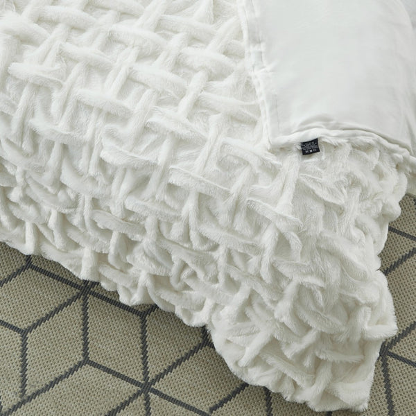 Homeroots 50" Cozy Plush Faux Fur Reversible Throw Blanket For Ultimate Comfort On Chilly Nights White Polyester 531290