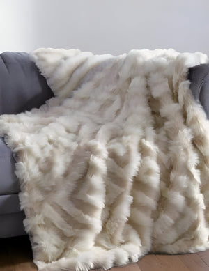 Homeroots 60" X 50" Blush Knitted Acrylic Geometric Throw Blanket Blush Acrylic 531391