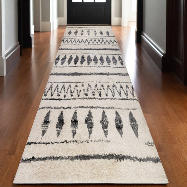 Homeroots 10' Black And Ivory Geometric Shag Rug - Cozy, Stain-resistant Design Perfect For Homes With Kids & Pets 10' Runner Polypropylene 531968