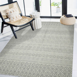 HomeRoots 5' Gray and Ivory Geometric Handmade Flatweave Area Rug with Fringe for Modern Living Spaces 8' X 10' 532048