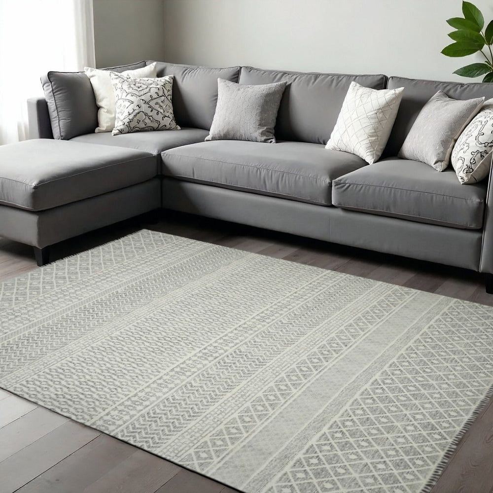 HomeRoots 5' Gray and Ivory Geometric Handmade Flatweave Area Rug with Fringe for Modern Living Spaces 8' X 10' 532048