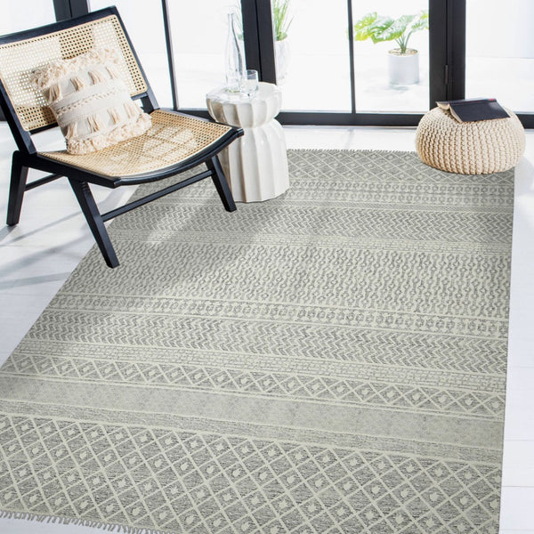 HomeRoots 5' Gray and Ivory Geometric Handmade Flatweave Area Rug with Fringe for Modern Living Spaces 9' X 12' 532049